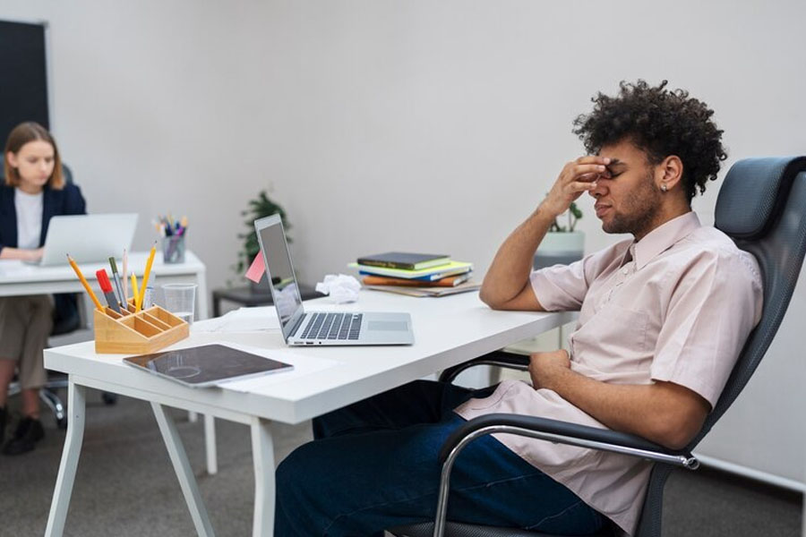 Cansaço, falta de concentração, falta de motivação, irritação. Esses são sintomas típicos da Síndrome de Burnout, um esgotamento físico e intelectual causado por estresse excessivo no ambiente de trabalho. Imagem: Freepik