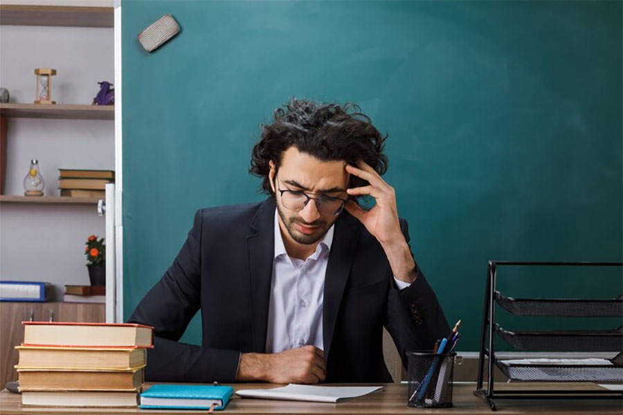 Jornadas excessivas e síndrome de Burnout castigam educadores brasileiros